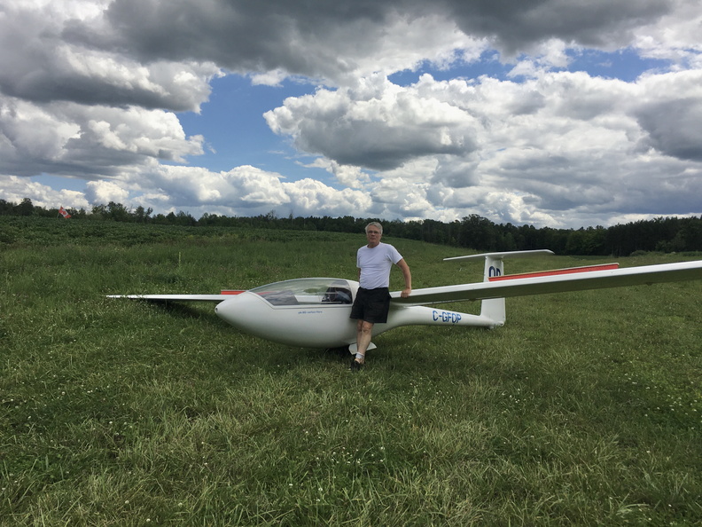 Gord landed in a private airfield near Burritts Rapids. The field was too short for an aero-retrieve, so Dave came with Gord's trailer to pick him up. Gord was in no hurry ... the gentleman at the house was a wonderful host and was even offering ice cold beer! Please ignore the great clouds in the sky ... they were not there when Gord landed. :-) IMG_7180.jpeg